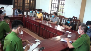 Quản lý quán karaoke "giấu khách" trong phòng ngủ