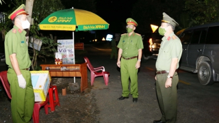 Tặng quà, động viên các chốt kiểm soát dịch