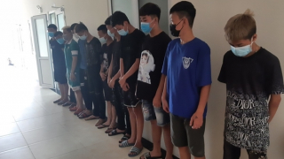 Khởi tố 15 đối tượng trong vụ mang dao phóng lợn nghênh ngang diễu phố