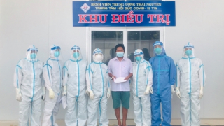 Bệnh nhân nặng đầu tiên ở Trung tâm Hồi sức tích cực COVID-19 Long An ra viện