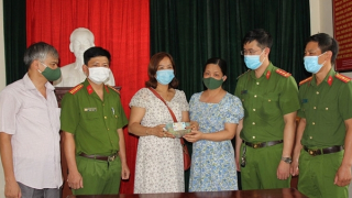 Trao trả 200 triệu đồng cho người dân đánh rơi