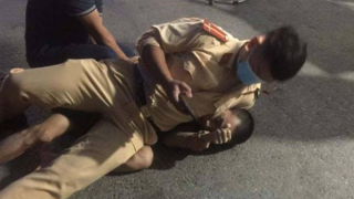 Khởi tố đối tượng thông chốt kiểm soát, đánh cán bộ Công an