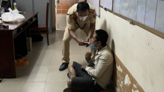 Nhậu say, dùng mảnh kính vỡ tấn công Công an