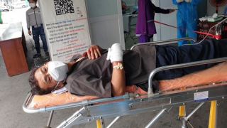 Mâu thuẫn với đối tượng ngồi trên xe khách chở F0 đi cách ly, một người đàn ông bị chém lìa tay