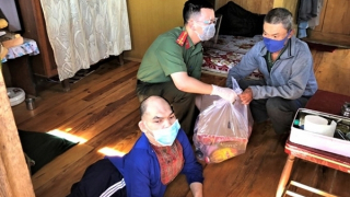 Công an Đà Lạt hỗ trợ lương thực cho người khuyết tật