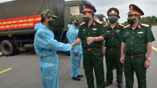 Quân khu 9 vận chuyển 50 tấn nông sản, thực phẩm tặng nhân dân TP Hồ Chí Minh
