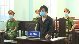 Lao xe vào chốt chống dịch, dùng mũ bảo hiểm tấn công người thi hành công vụ