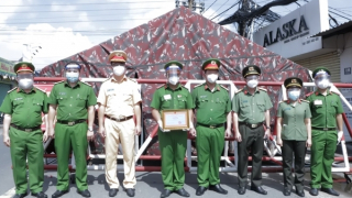 Trao thưởng ngay tại chốt trực với chiến sỹ Công an đỡ đẻ cho sản phụ