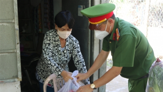 Công an TP Hồ Chí Minh trao hơn 2.000 phần quà hỗ trợ người khó khăn