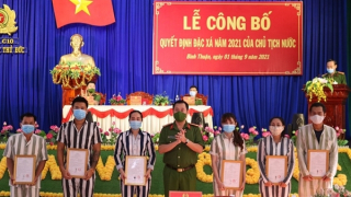 Trại giam Thủ Đức trao quyết định đặc xá cho các phạm nhân