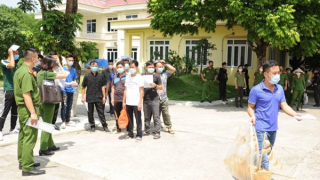 Niềm vui ngày trở về của các phạm nhân được đặc xá