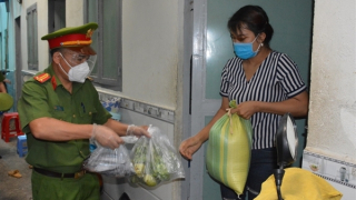 Mỗi Công an phường, xã là “pháo đài” giúp đỡ người dân chống dịch