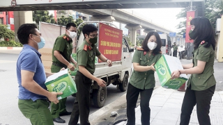 Tiếp sức Công an phường Thanh Xuân Trung chống dịch COVID-19