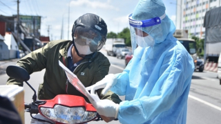 Làm giả hồ sơ tiêm ngừa vaccine và giấy đi đường để bán