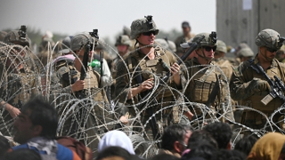 Vũng lầy sau lưng, cạm bẫy trước mặt