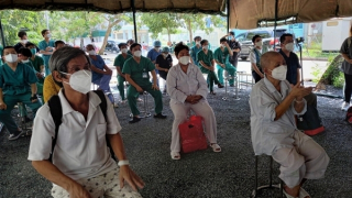 7 bệnh nhân nguy kịch đầu tiên của Trung tâm Hồi sức tích cực COVID-19 BV Bạch Mai xuất viện