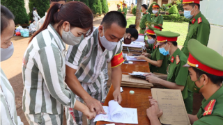 Trại giam Đắk Trung công bố quyết định đặc xá cho 53 phạm nhân