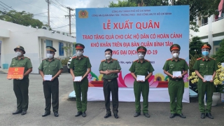 Công an TP Hồ Chí Minh tiếp tục trao 3.500 phần quà cho người dân