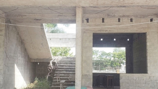 Trường xây dựng dở dang vì doanh nghiệp tài trợ “kêu” khó khăn tài chính