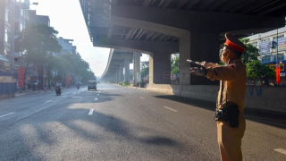 Hà Nội: 2 ngày đầu chỉ nhắc nhở người đi đường chưa có giấy theo quy định mới