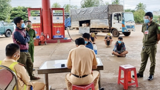 Tài xế xe “luồng xanh” giấu người trong thùng vượt chốt