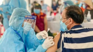 Có nên cho người tiêm đủ 2 mũi vaccine đi lại trong thời gian giãn cách?