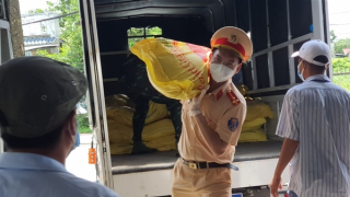 Cảnh sát giao thông Công an TP Hồ Chí Minh tặng quà người dân khó khăn