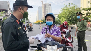 Ngày đầu TP Hà Nội thực hiện quy định mới về giấy đi đường, người dân đều được nhắc nhở