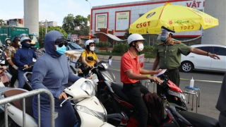 Hà Nội: Người dân lại được phép dùng giấy đi đường theo mẫu cũ