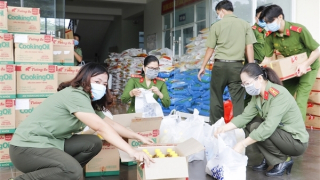 Công an quận Ninh Kiều tặng 2.000 phần quà cho các hộ dân khó khăn