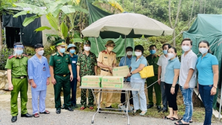 Trao 37 nghìn khẩu trang và nhu yếu phẩm tặng tuyến đầu chống dịch