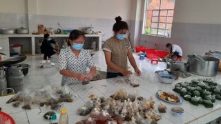 Ấm lòng “chị nuôi”