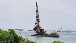 Phạt 4 người, tịch thu 2 phương tiện khai thác cát trái phép trên sông Hậu