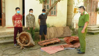 Hai bố con cùng cháu ruột rủ nhau đi khai thác vàng giữa mùa dịch