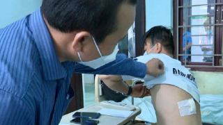 Nữ tiểu thương đâm nhân viên đô thị vì bị lập biên bản lấn chiếm vỉa hè