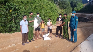 Gần 100 lao động bị mắc kẹt giữa rừng do giãn cách chống dịch