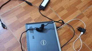 Cháu bé tử vong do lấy dụng cụ ngoáy tai cắm vào lỗ dây sạc laptop