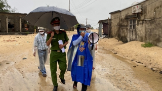 Công an tỉnh Thừa Thiên Huế đến tận nhà dân tuyên truyền ứng phó bão số 5