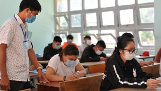 Nhiều tỉnh, thành miền Tây xem xét miễn giảm học phí