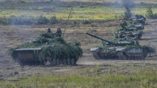 Nga đưa dàn xe tăng đời mới áp sát biên giới Afghanistan