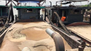 Phát hiện 2 tàu hút cát trái phép trên sông Hồng