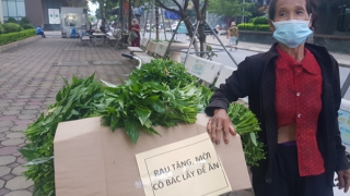 Hai người đàn bà bán rau thậm khổ vẫn làm từ thiện