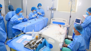 Bác sĩ tình nguyện hiến máu thực hiện ca ghép tủy cứu cháu bé 7 tuổi