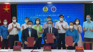 Trao tặng các thầy thuốc tuyến đầu chống dịch 100.000 suất ăn đủ dinh dưỡng