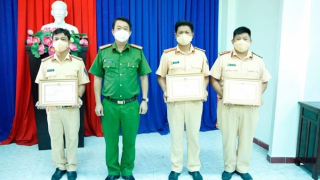Khen thưởng 2 CSGT cứu giúp cháu bé bị bỏng nặng trong đêm