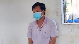 Bắt kẻ xâm hại bé gái sống lang thang ngủ tại quán cà phê đóng cửa