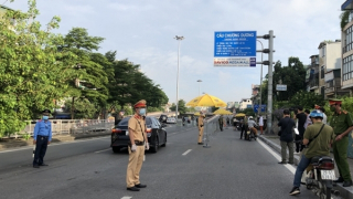 Hà Nội dỡ 39 chốt kiểm soát, dừng kiểm tra giấy đi đường ở "vùng xanh"