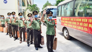 Những chiến sĩ Công an áo blouse trắng xung phong vào tâm dịch