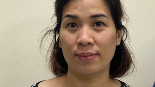 Khởi tố nhân viên kế toán làm giấy đi đường giả để " thông chốt" đưa các lao động về quê