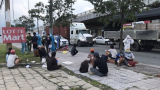 Đưa người lang thang trên quốc lộ vào khu cách ly y tế tập trung